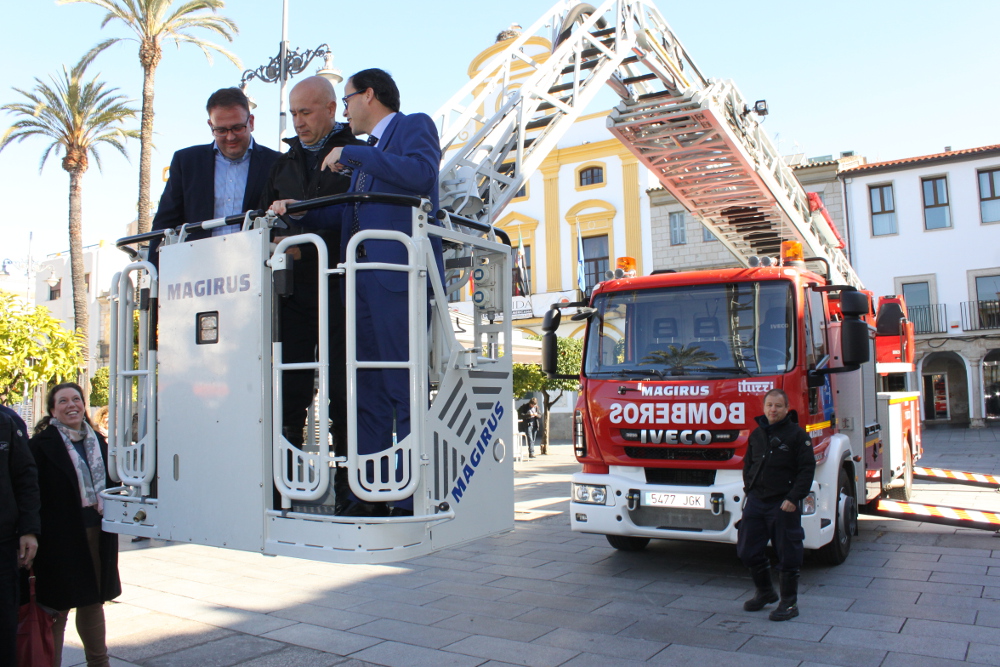 El alcalde y el presidente probaron la nueva escalera de 32 metros de los Bomberos.