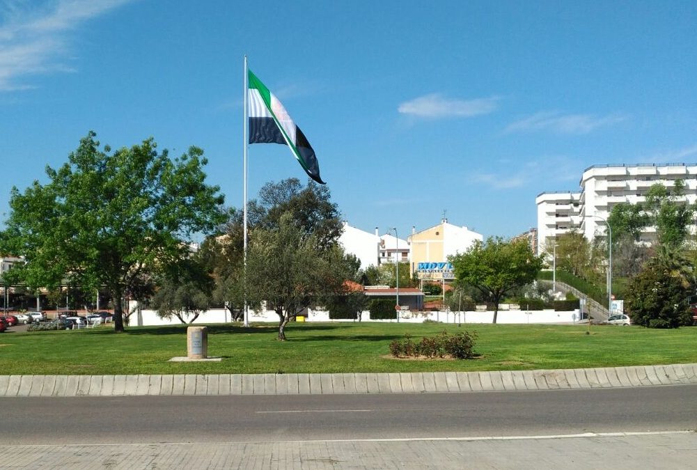 La bandera de Extremadura luce de nuevo en la rotonda del puente Lusitania