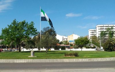 La bandera de Extremadura luce de nuevo en la rotonda del puente Lusitania