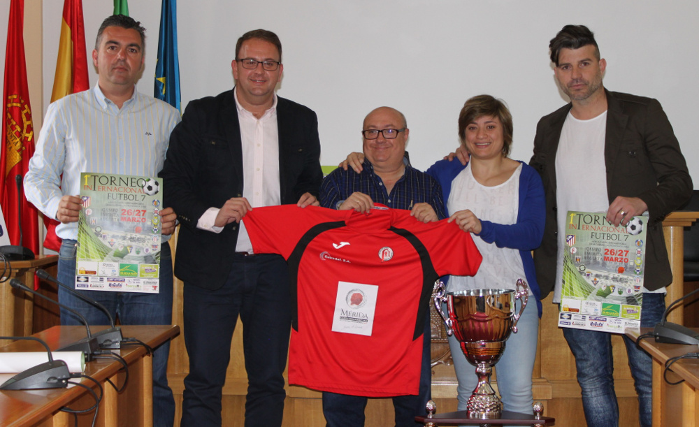 El alcalde con los organizadores del torneo