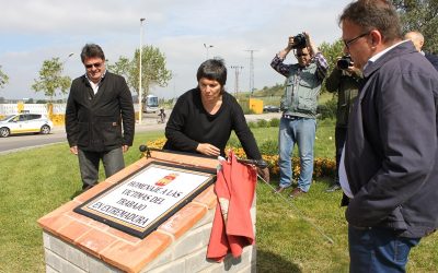 Una placa en la rotonda del ferial recuerda a quienes perdieron la vida en el trabajo en Extremadura