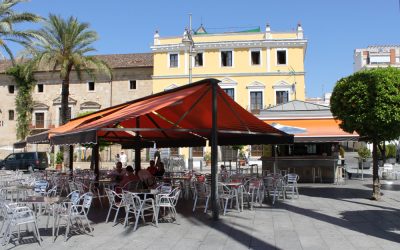 El Ayuntamiento convocará un concurso de ideas para la construcción de nuevos kioscos en la Plaza de España
