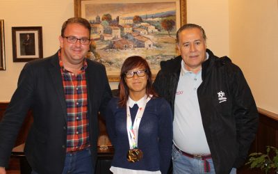 El alcalde recibe a la nadadora Isabel Yinghua Hernández tras su éxito en el campeonato de Europa