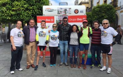 El alcalde recibe a los deportistas que recorren España en favor de las enfermedades raras