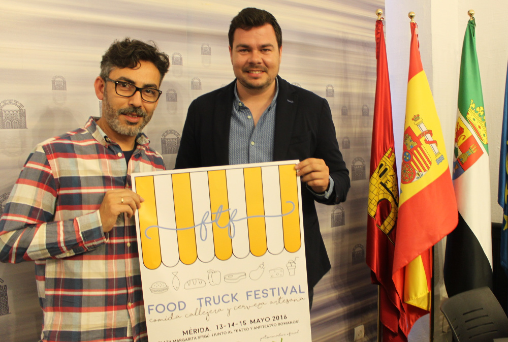 El delegado de Turismo y el organizador del Food Truck