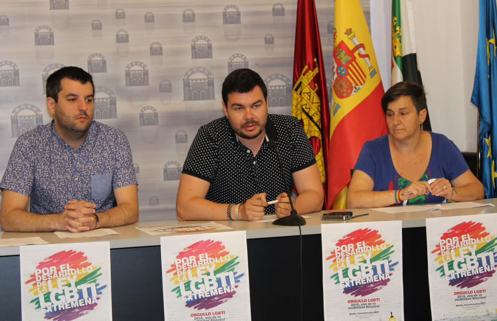 El delegado LGTBI con otros organizadores