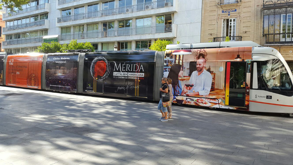 Mérida se promociona en el tranvía de Sevilla