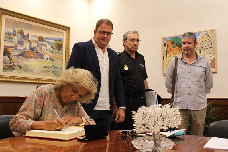 Firma de la delegada del gobierno, Cristina Herrero, en el libro de honor del Ayuntamiento