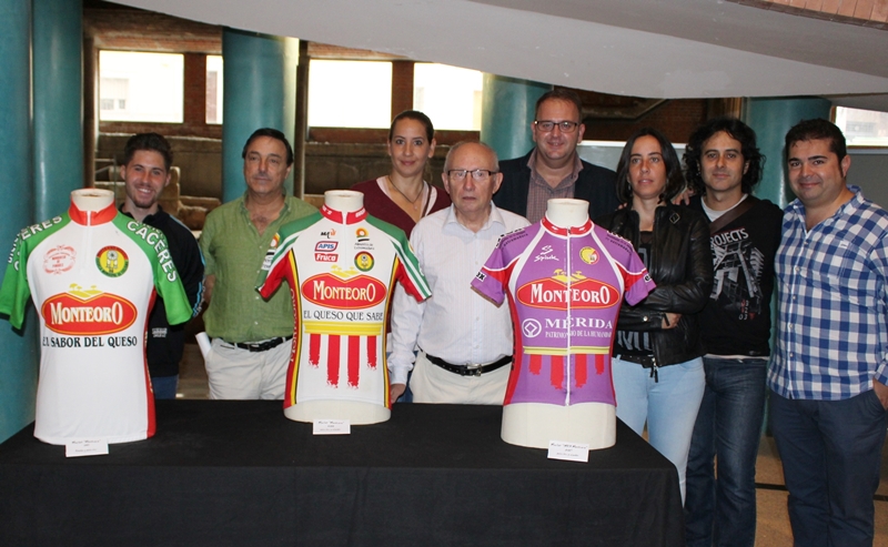 Una exposición  conmemora los 40 años de vida de la Escuela de ciclismo Mérida