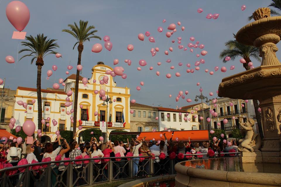 Manifiesto y suelta de globos con motivo del Día contra el cáncer de mama