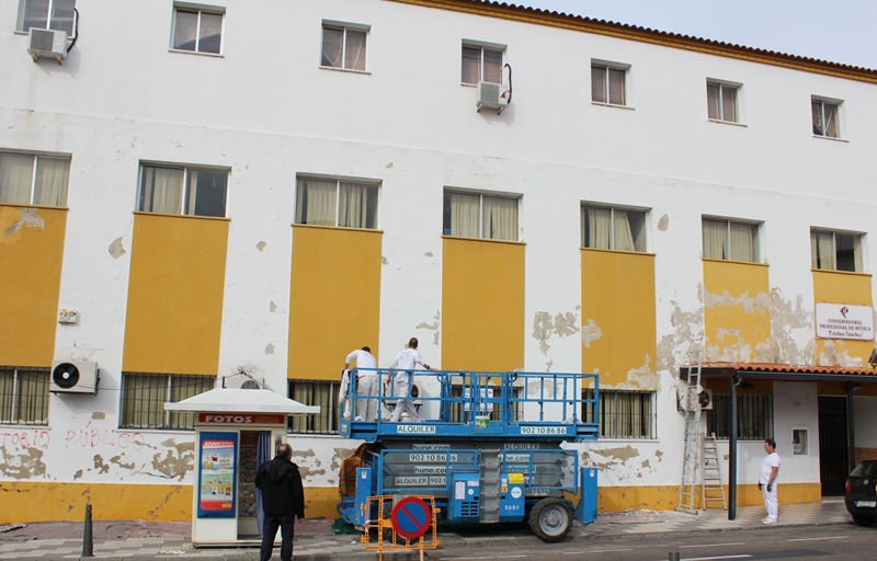 Hoy han comenzado los trabajos preparatorios para pintar la fachada del Conservatorio Municipal