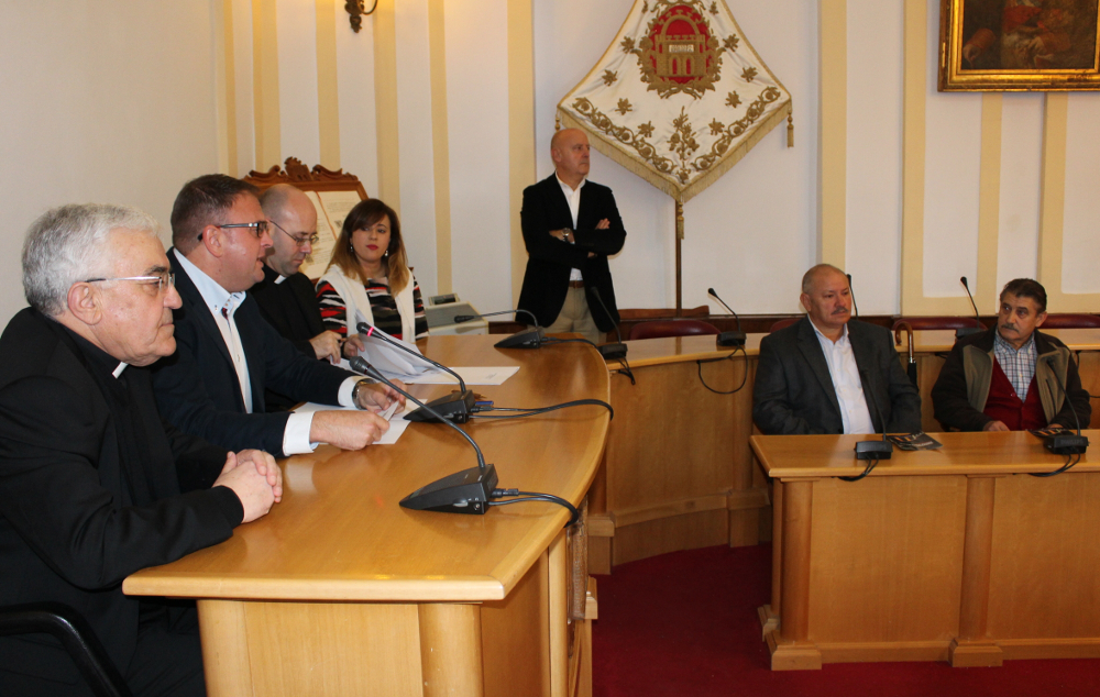 Alcalde representantes de Arzobispado y los dos presidentes de las barriadas