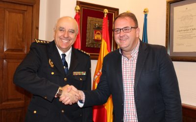 El alcalde despide al comisario de policía Francisco Durán Martínez, que se traslada a Cáceres