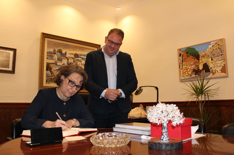 La Secretaria General de Iberoamérica, doctora Honoris Causa por la UEX, firma en el libro de honor
