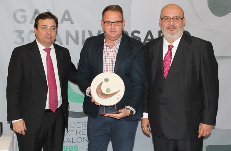 El alcalde con el premio de la FExB