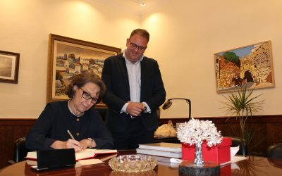 La Secretaria General de Iberoamérica, doctora Honoris Causa por la UEX, firma en el libro de honor