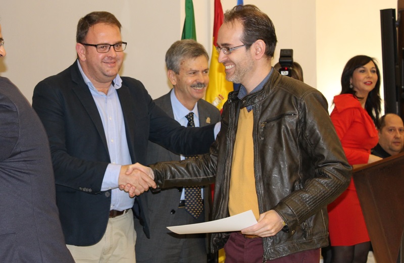 El alcalde entrega un premio a uno de los emprendedores