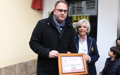 El alcalde descubre una placa en homenaje a Jesús Cabezas