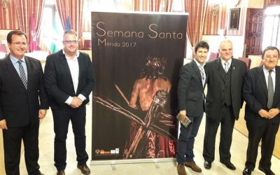 El alcalde presenta el documental Hosanna sobre la Semana Santa de Mérida en el Ayuntamiento de Sevilla