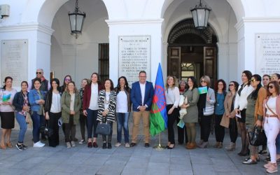 El alcalde reafirma el compromiso de luchar por la igualdad de derechos del pueblo gitano
