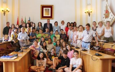 El alcalde recibe a profesores de ocho países europeos que participan en un programa educativo con el C.E.I.P Giner de los Ríos