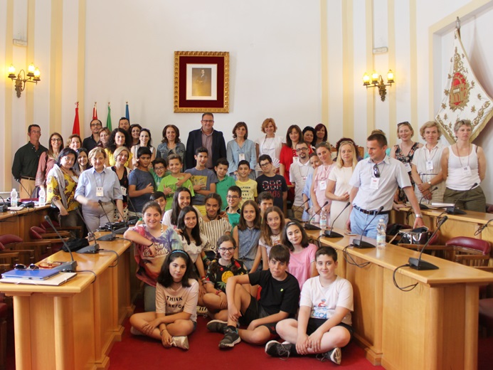 El alcalde recibe a profesores de ocho países europeos que participan en un programa educativo con el C.E.I.P Giner de los Ríos