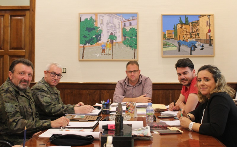 Reunión de Ayuntamiento y militares