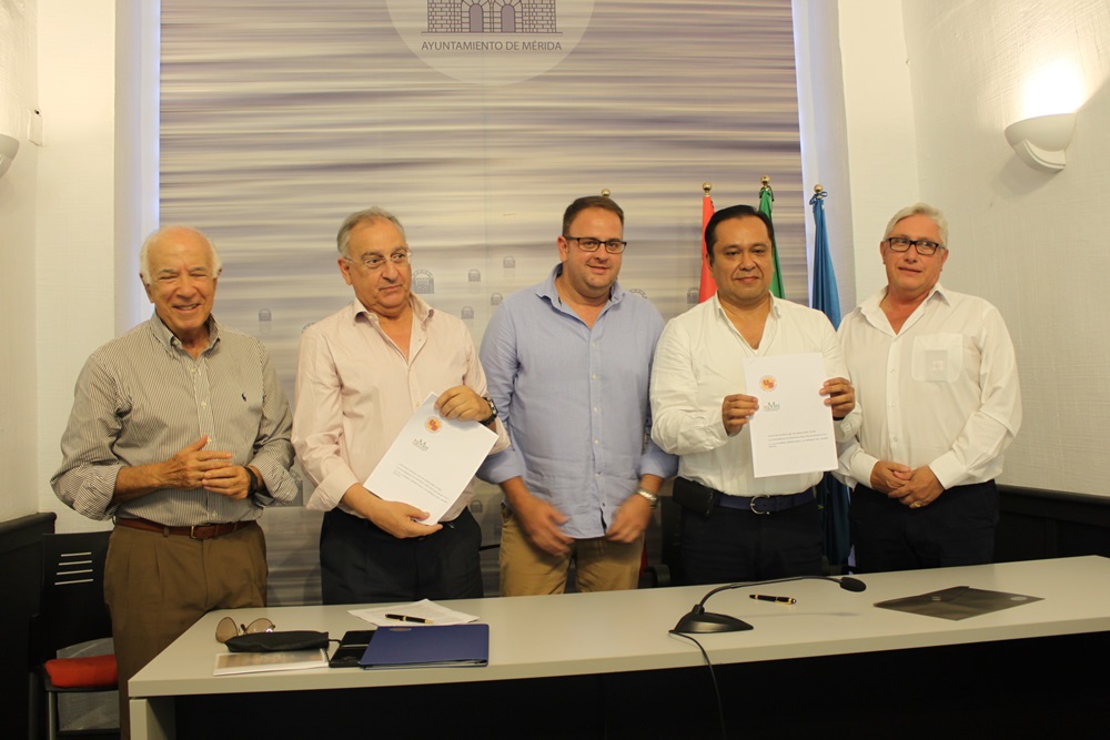 La Universidad del Sur, de México, firma un convenio con los empresarios de las Méridas del Mundo para su implantación en la ciudad