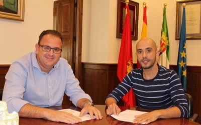 El alcalde recibe al representante en Extremadura de la asociación por la Recuperación de Puerto Rico