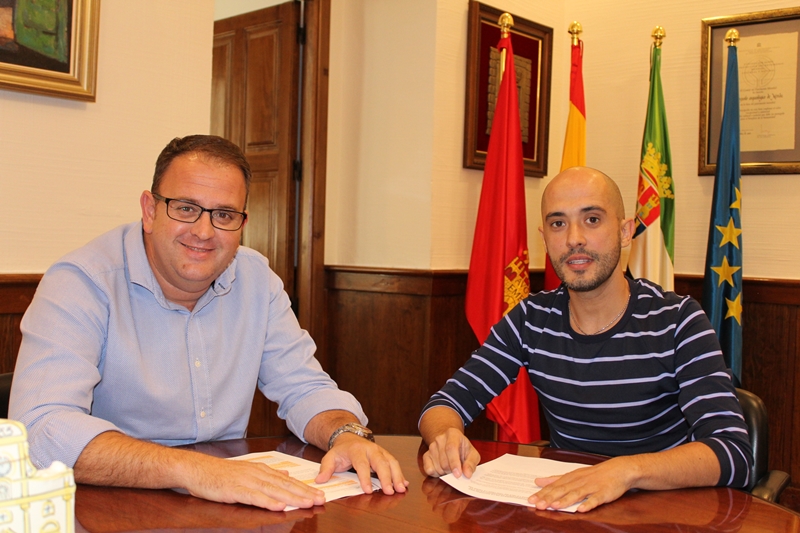 El alcalde recibe al representante en Extremadura de la asociación por la Recuperación de Puerto Rico