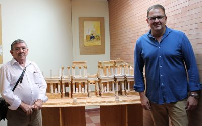 La biblioteca acoge monumentos de la ciudad en poliespán, donados por Ángel Sánchez López
