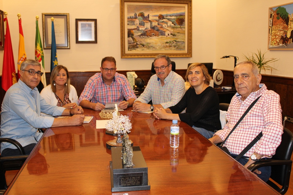 La Asociación de la Mártir Santa Eulalia presenta al alcalde a su nueva Junta Directiva