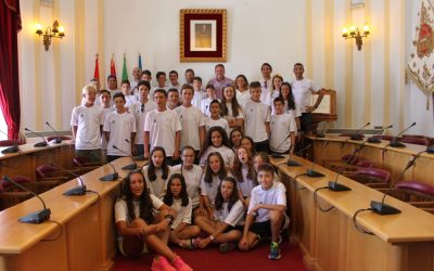 El alcalde recibe  a los participantes del Encuentro Nacional de Menores de Triatlón