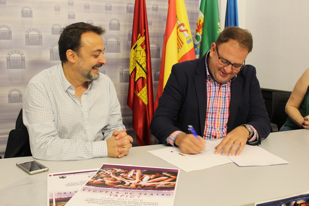 Alcalde y Javier Llanos en la firma del convenio