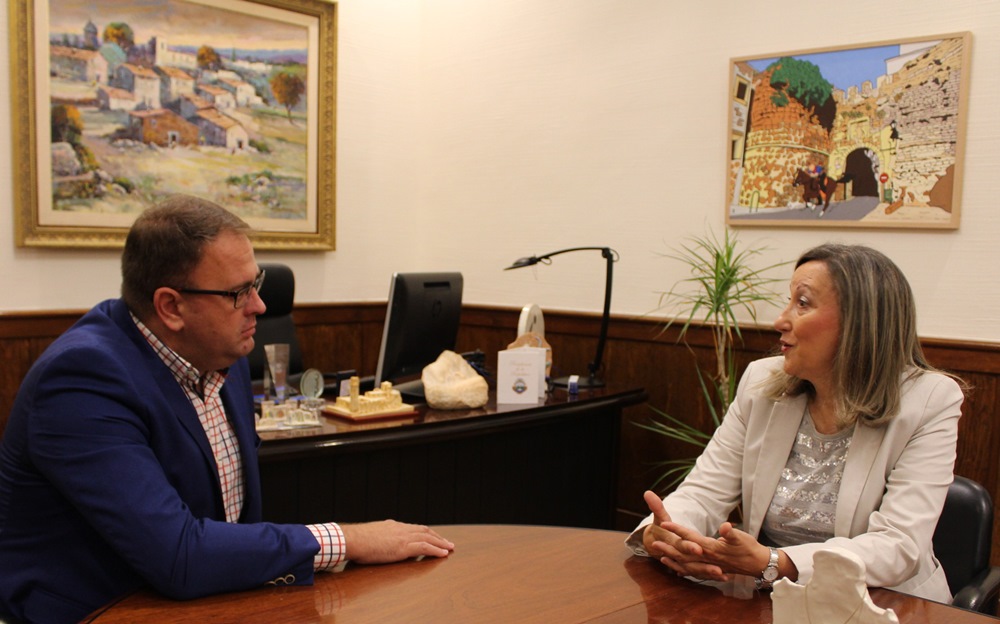 El alcalde y la directora del MNAR Trinidad Nogalesw