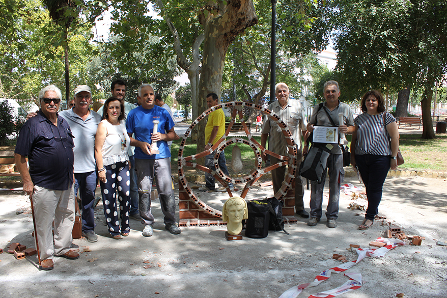 ganadores y autoridades con el trabajo ganador