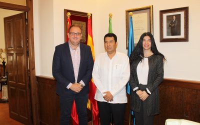 El alcalde recibe al embajador de Nicaragua en España, Carlos Midence