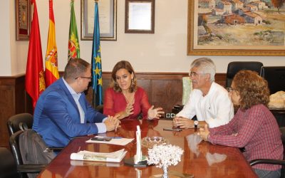 El alcalde recibe a Beatriz Badorrey, nueva directora de la UNED Mérida