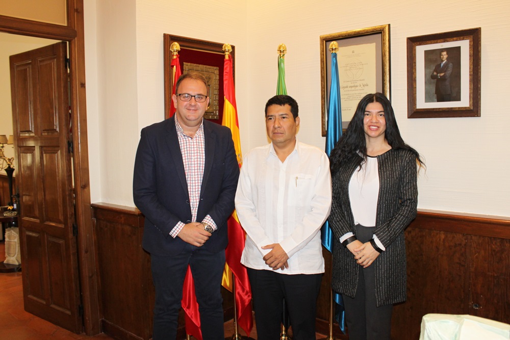 Alcalde con embajador de Nicaragua