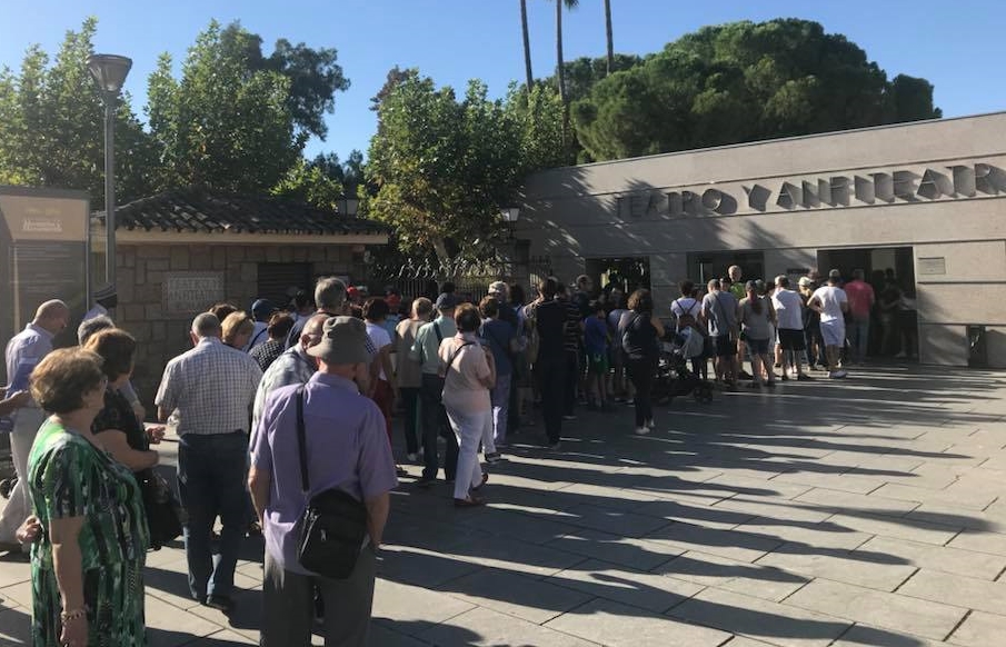 Turistas esperando para acceder al Teatro/anfiteatro