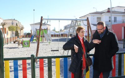 El alcalde visita una zona de recreo infantil en Nueva Ciudad, que ha sido renovada