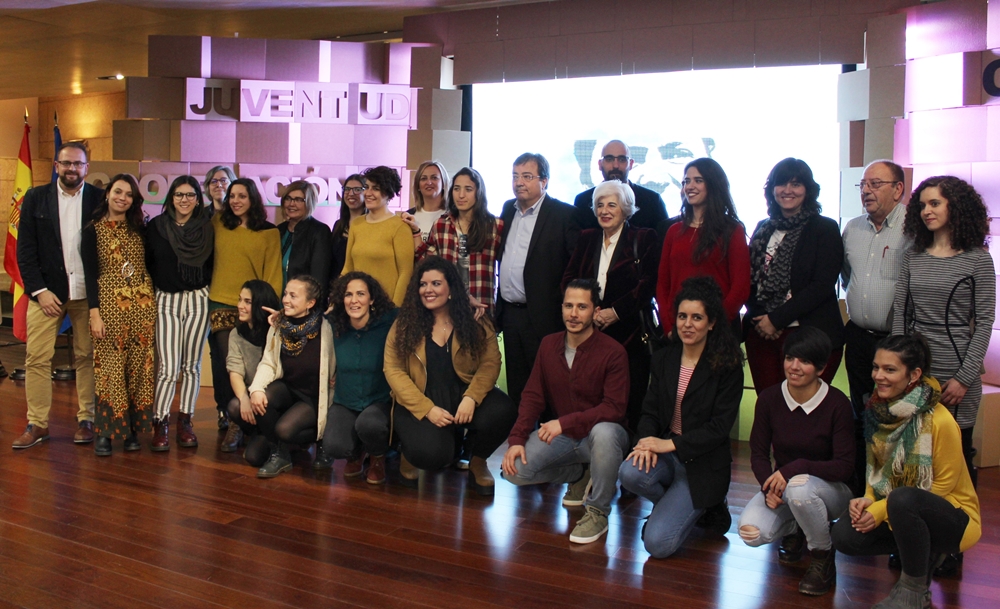 El alcalde asiste a la entrega de becas del programa de Jóvenes Cooperantes de Extremadura
