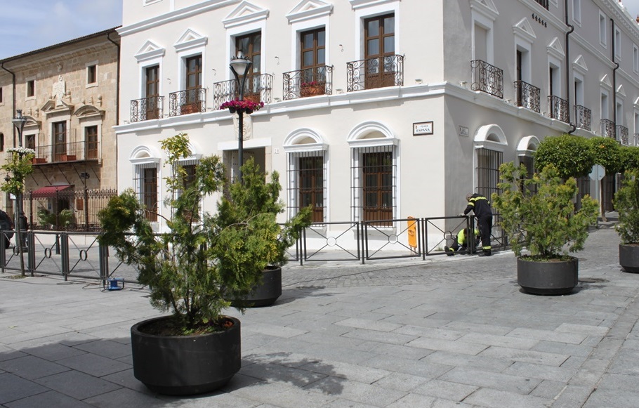 Comienza la instalación de un vallado en el perímetro de la Plaza de España