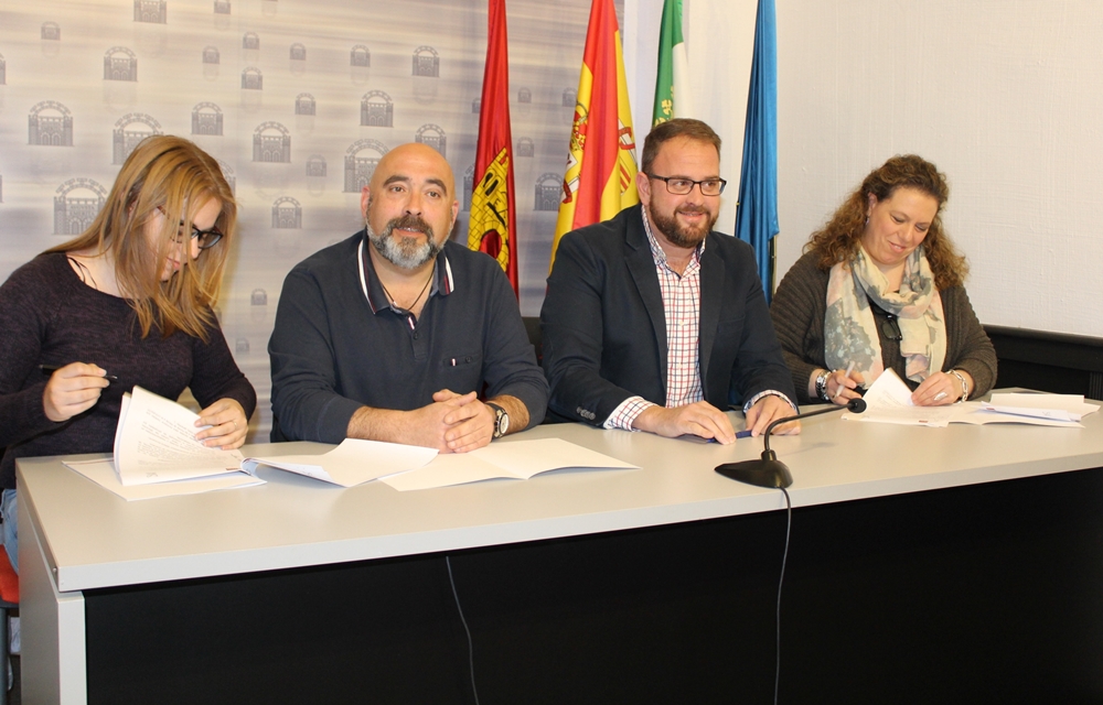 Los grupos Mérida Participa y Socialista firman un acuerdo para aprobar el presupuesto de 2018