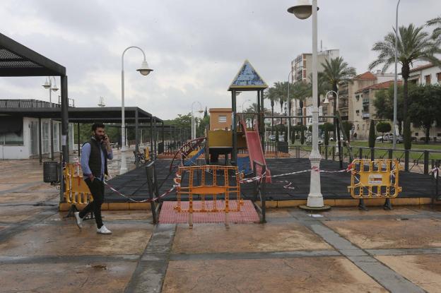 El parque infantil de José Fernández López contará con un nuevo suelo similar al césped artificial