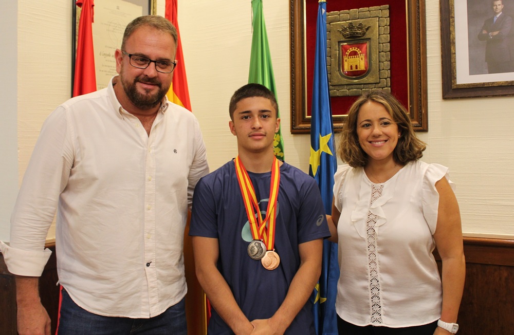Sergio con el alcalde y la delegada de Deportes