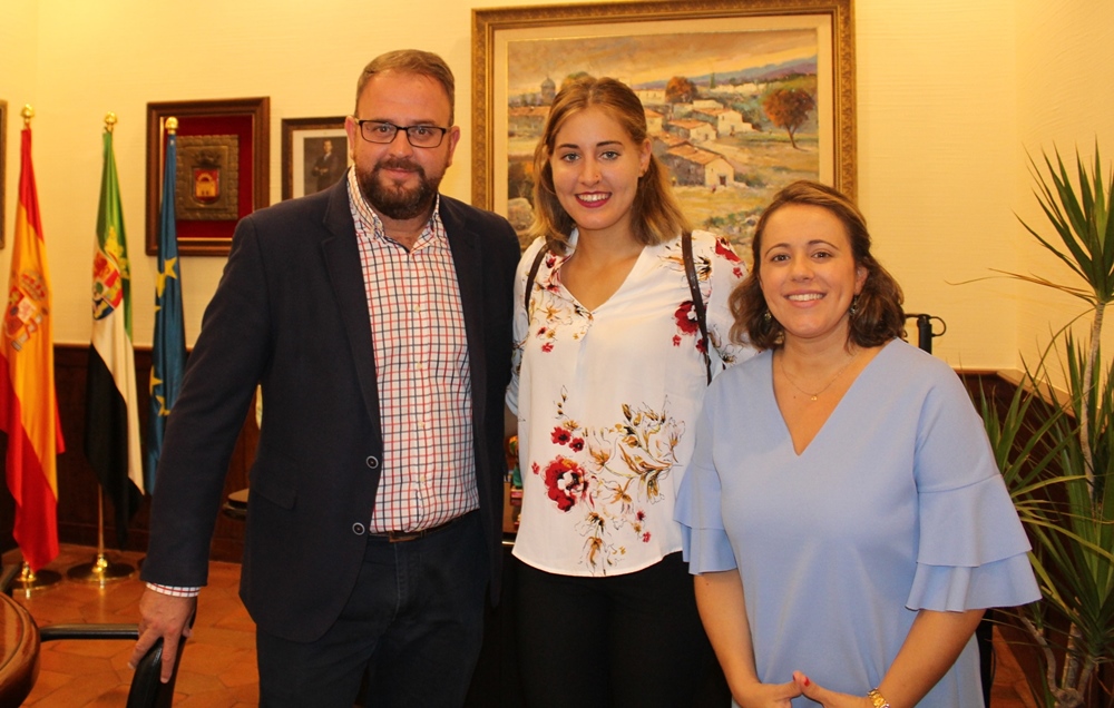 El alcalde recibe a la piragüista Estefanía Fernández, tras el mejor año de su carrera deportiva