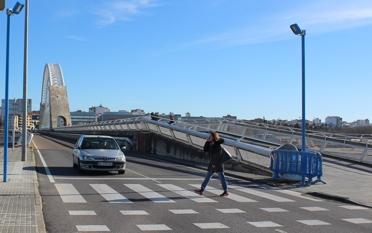 Iluminación reforzada en el paso de peatones del Puente Lusitania