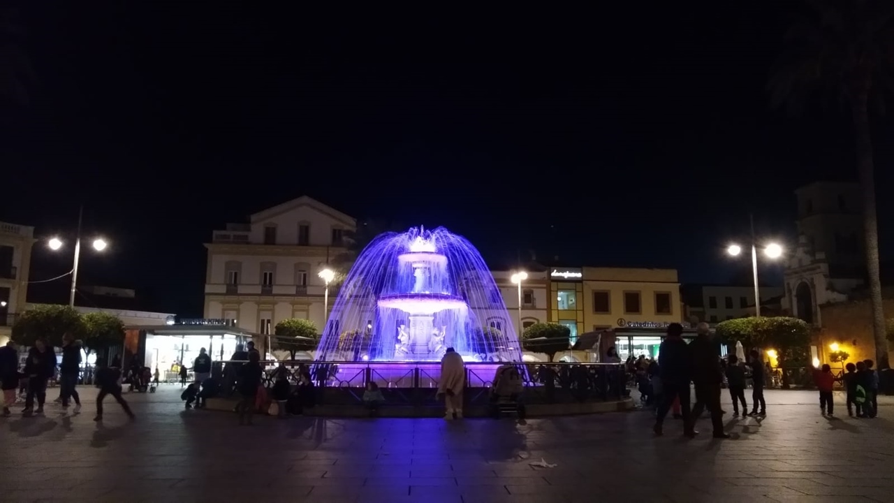La fuente de la Plaza de España estrena iluminación artística