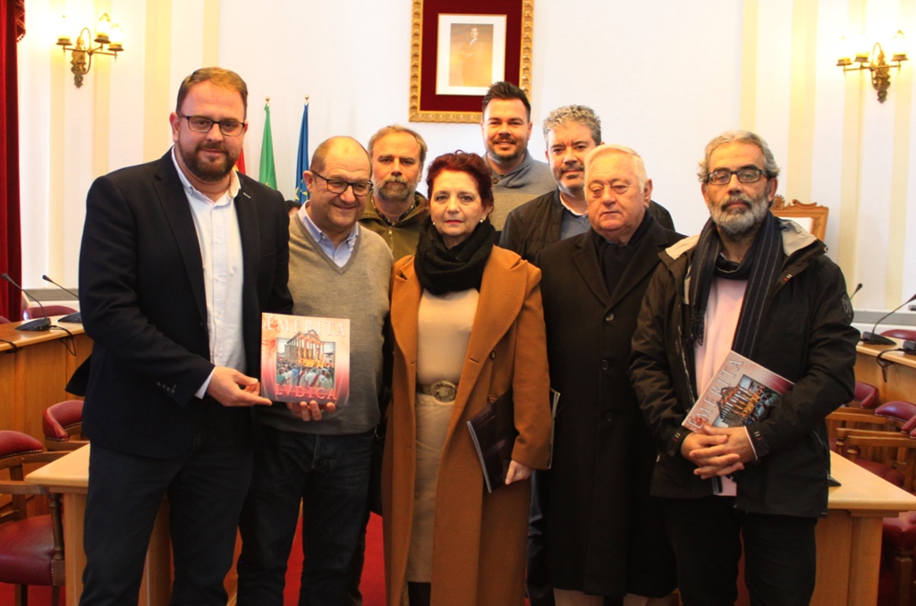 El alcalde y delegado de turismo junto a los escritores del libro de Emerita Lvdica
